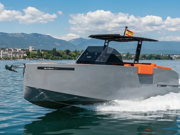 De Antonio D28 między profesjonalistami a osobami prywatnymi w Ibiza Magna