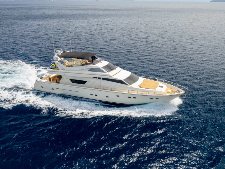 Ferretti Ferretti 80 między profesjonalistami a osobami prywatnymi w Marina Aliki