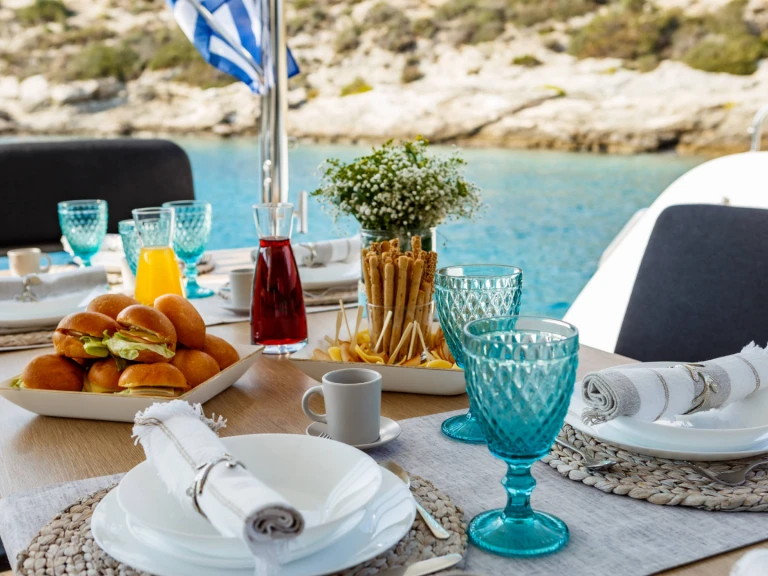 Wynajem Katamaran Lagoon z patentem 