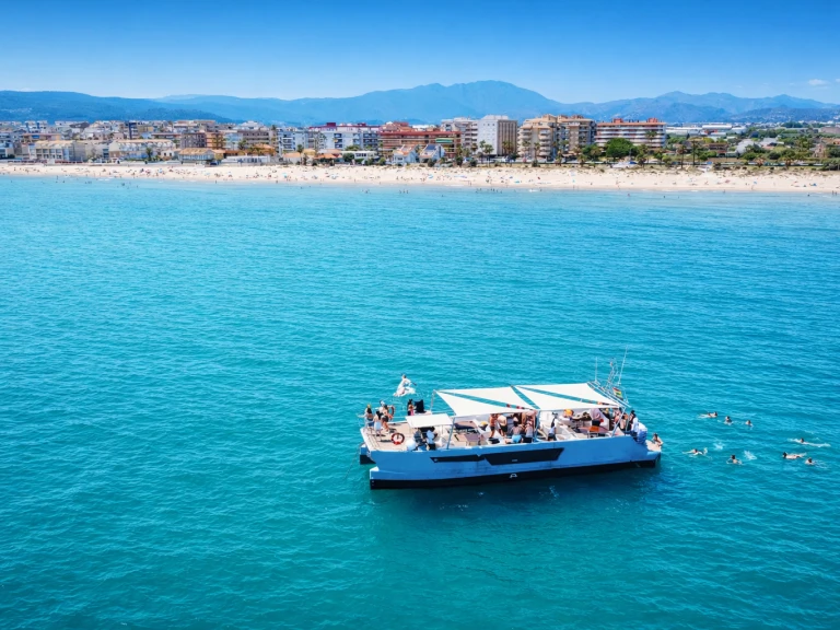 Serenity Catamarán między profesjonalistami a osobami prywatnymi w Puerto Marina Benalmadena