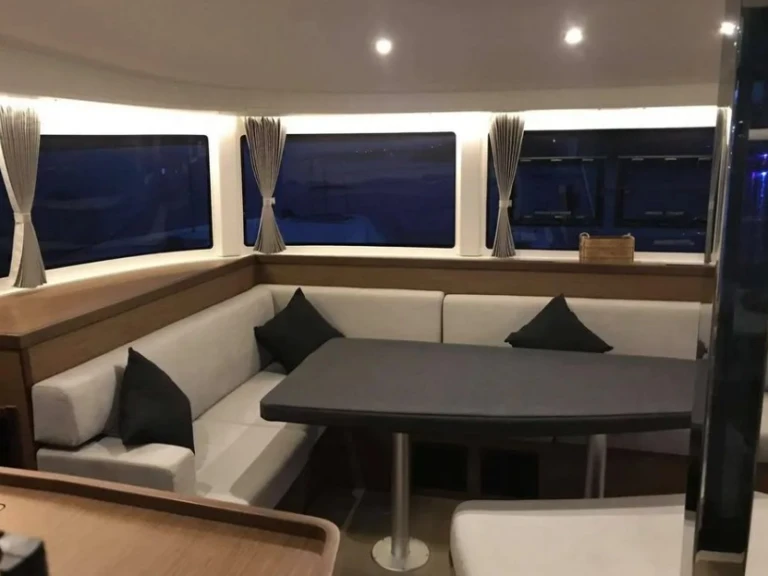 Lagoon Lagoon 42 między profesjonalistami a osobami prywatnymi w Rhodes (City)