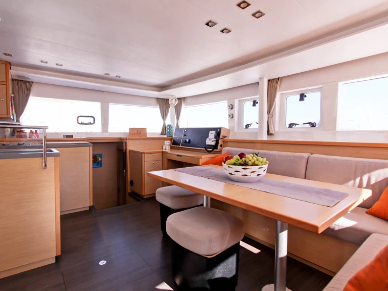 Wynajmij Katamaran z lub bez skippera Lagoon w Pozzuoli