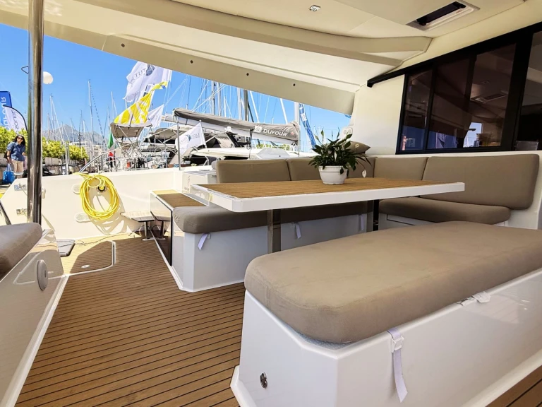 Fountaine Pajot Elba 45 między profesjonalistami a osobami prywatnymi w Palermo