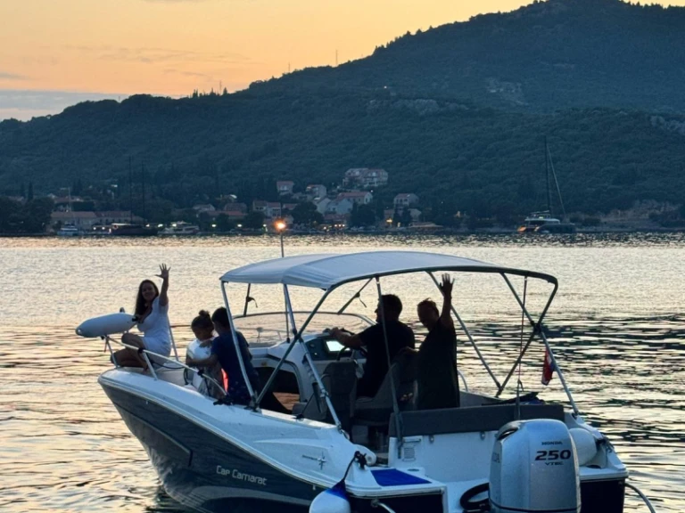 Wynajem Motorówka Jeanneau z patentem 