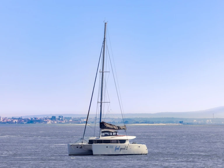 Wynajmij Katamaran z lub bez skippera Lagoon w Costa de Lisboa