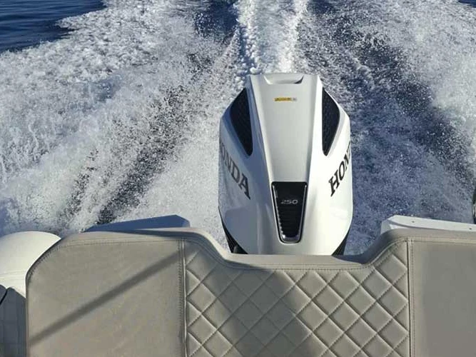 Salpa Salpa Soleil 23 między profesjonalistami a osobami prywatnymi w Korfu