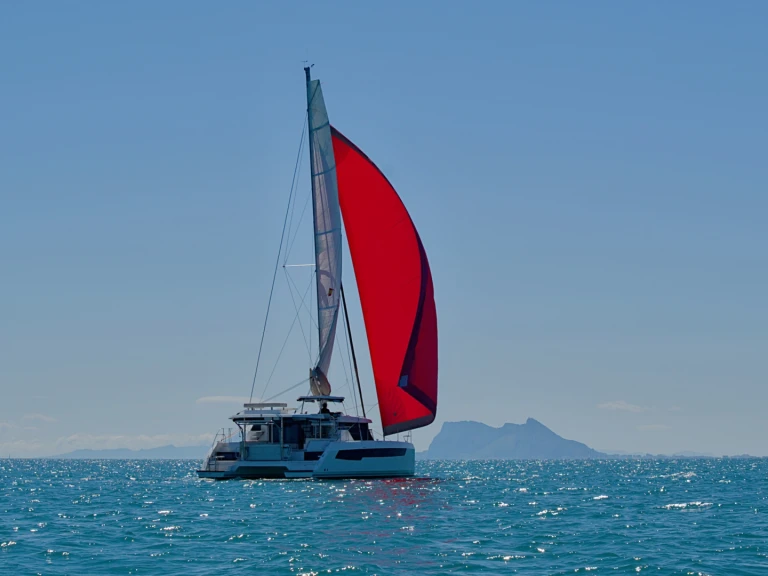 Katamaran do wynajmu w Puerto Sotogrande w najlepszej cenie