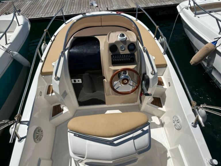 Wynajem Motorówka Romar z patentem 