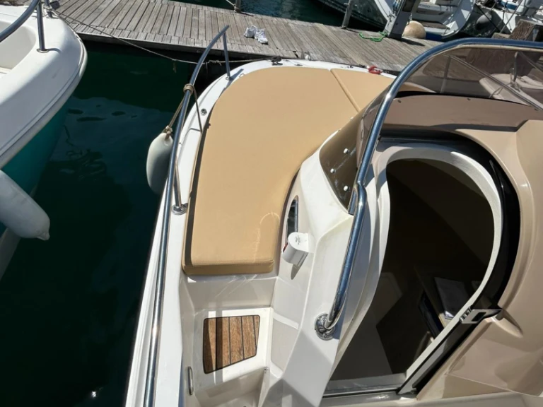 Romar Bermuda 570 między profesjonalistami a osobami prywatnymi w Sorrento