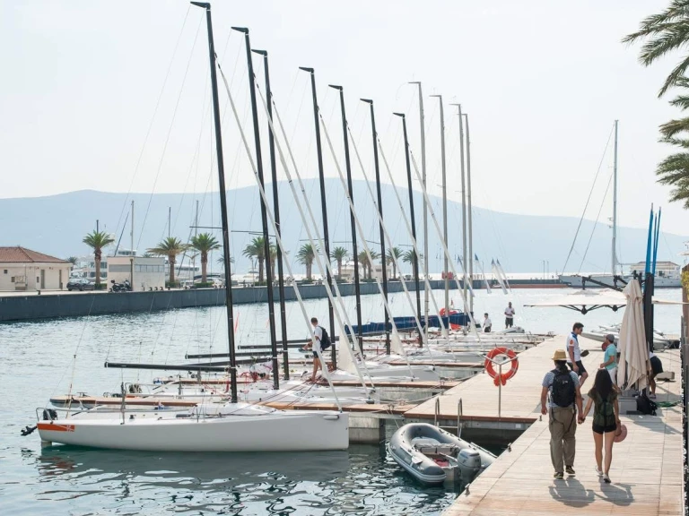 Wynajmij J J70 w Tivat