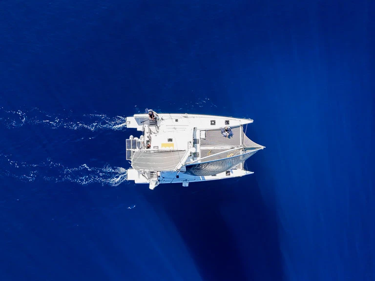 Marsaudon TS 42 między profesjonalistami a osobami prywatnymi w Sitges