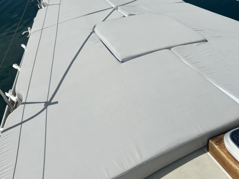 Nautor Swan Swan 44 między profesjonalistami a osobami prywatnymi w Porto di Cala Gonone