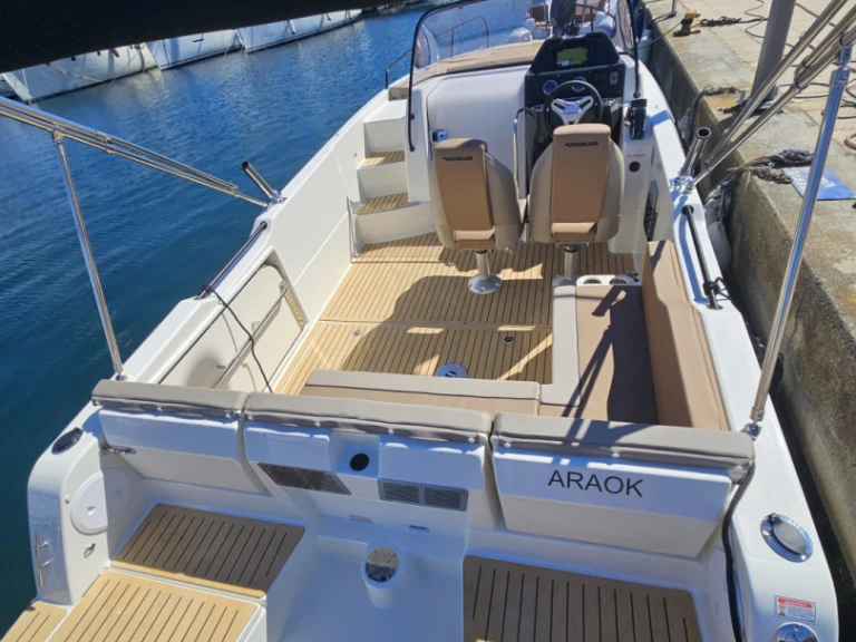 Quicksilver Activ 755 Sundeck między profesjonalistami a osobami prywatnymi w Propriano