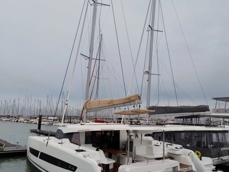 Wynajem Katamaran Fountaine Pajot z patentem 