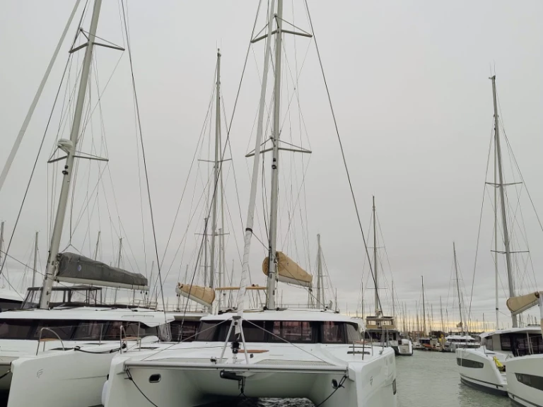 Wynajem Katamaran Fountaine Pajot z patentem 