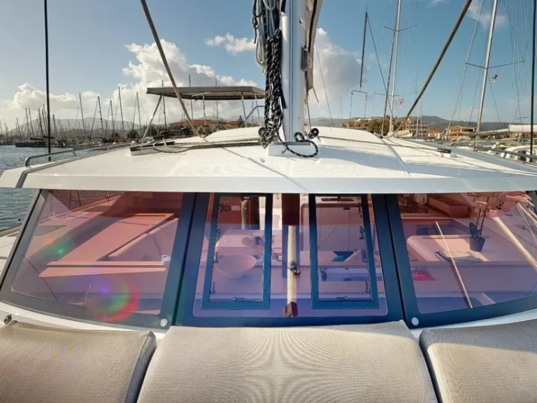 Fountaine Pajot Isla 40 między profesjonalistami a osobami prywatnymi w Paros (wyspa)