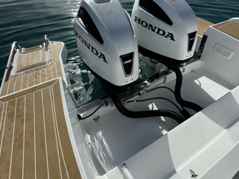 Saver Saver 330 Sport między profesjonalistami a osobami prywatnymi w Marina di Portisco