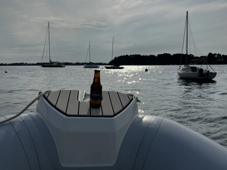 Wynajmij Łódż półsztywna z lub bez skippera Zodiac w Arzon