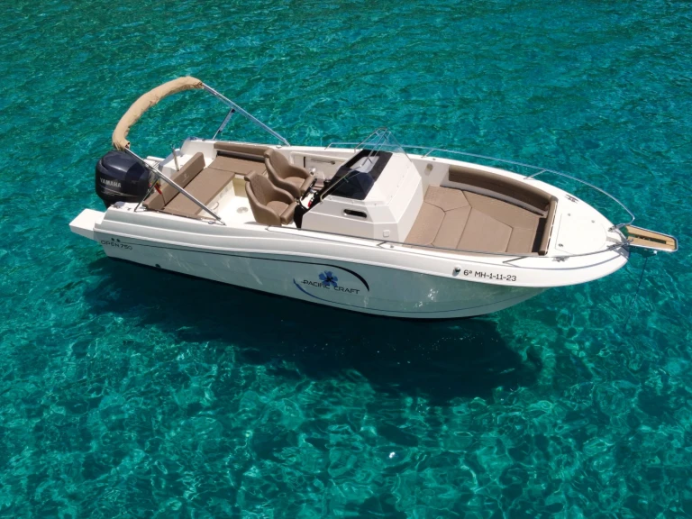 Wynajem Motorówka Pacific Craft z patentem 
