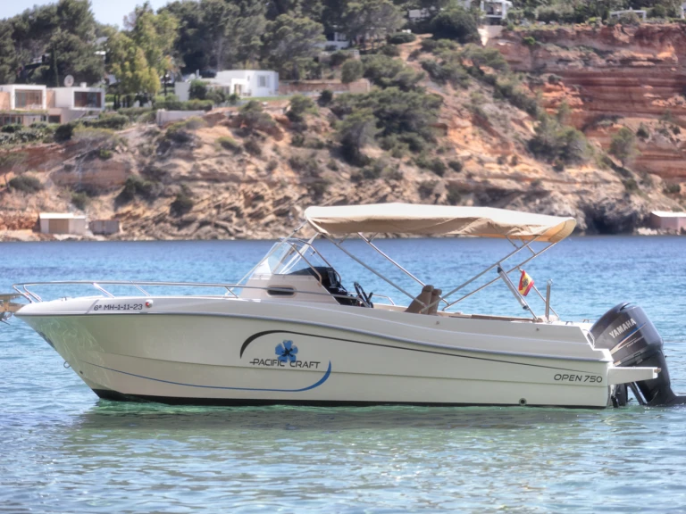 Wynajmij Pacific Craft sun cruiser 750 w Marina Santa Eulàlia