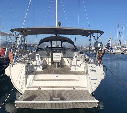 Bavaria Cruiser 51 między profesjonalistami a osobami prywatnymi w Perigiali