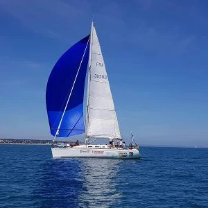 Bénéteau First 40.7 między profesjonalistami a osobami prywatnymi w Six-Fours-les-Plages