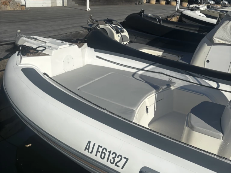 Wynajmij Łódż półsztywna z lub bez skippera Capelli w Porto-Vecchio
