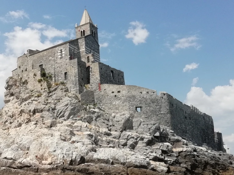 Żaglowiec do wynajmu w Lerici w najlepszej cenie