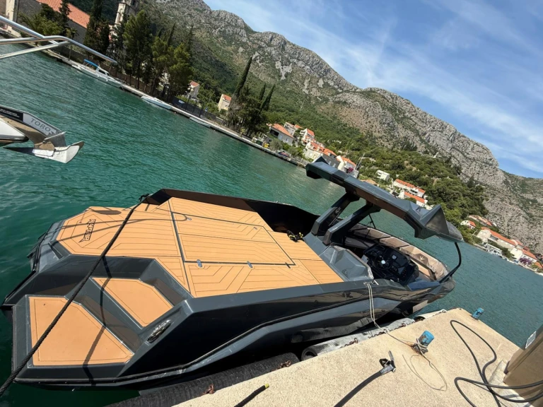 Wynajmij Alesta Raptor w Hvar
