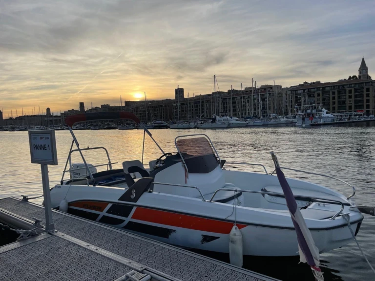 Wynajem Motorówka Quicksilver z patentem 