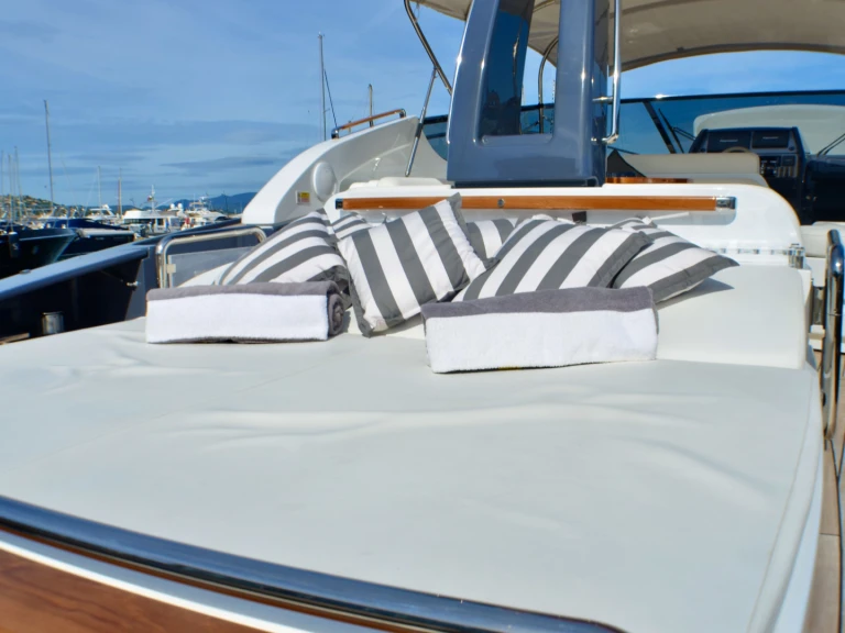 Wynajmij Riva Virtus 63 w Saint-Tropez