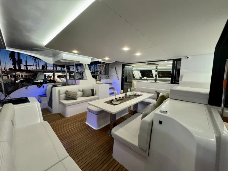 Wynajmij Katamaran z lub bez skippera Aventura yachts w Marina El Portet de Dénia