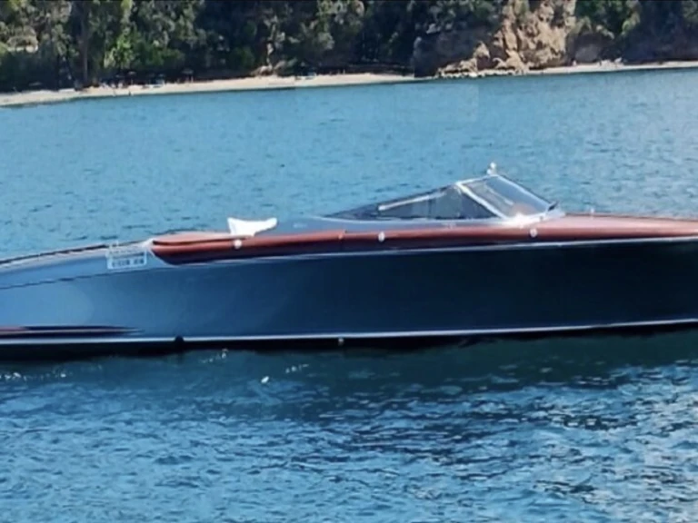 Riva Aquariva 33 między profesjonalistami a osobami prywatnymi w Port de Saint Tropez