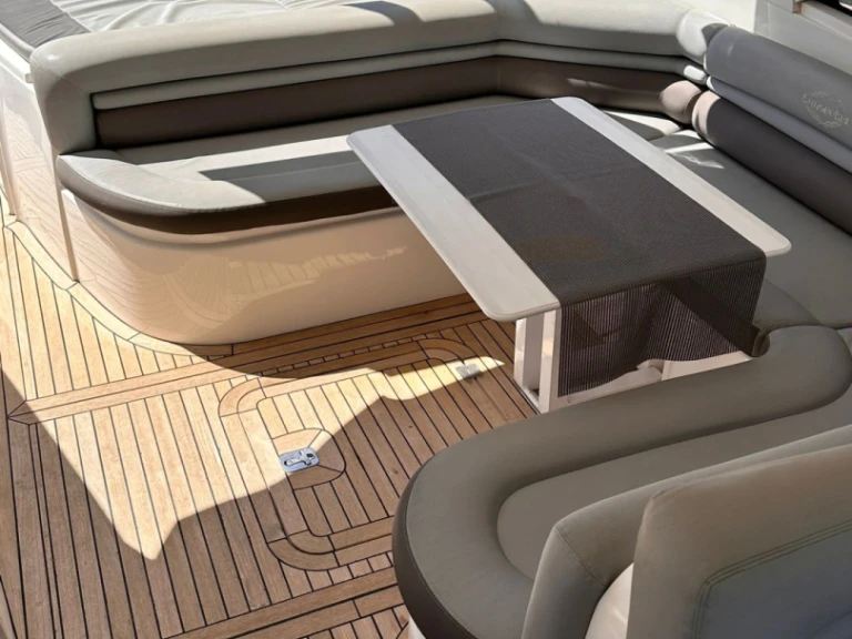 Wynajmij Luksusowy jacht z lub bez skippera Sunseeker w Portimão