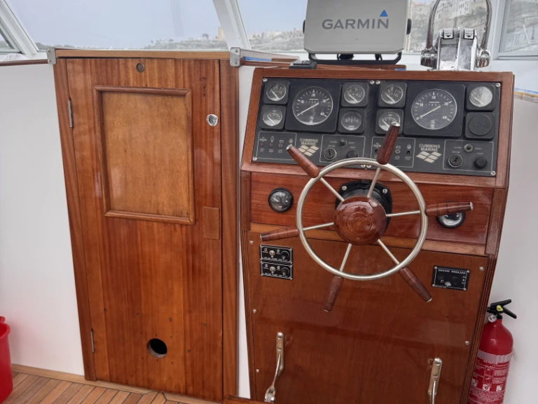 Wynajem Motorówka Cris-Craft z patentem 