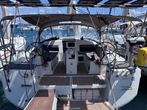 Jeanneau Sun Odyssey 440 między profesjonalistami a osobami prywatnymi w Lavrio