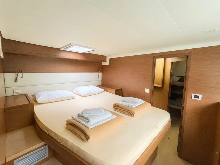 Wynajmij Katamaran z lub bez skippera Lagoon w Lavrio
