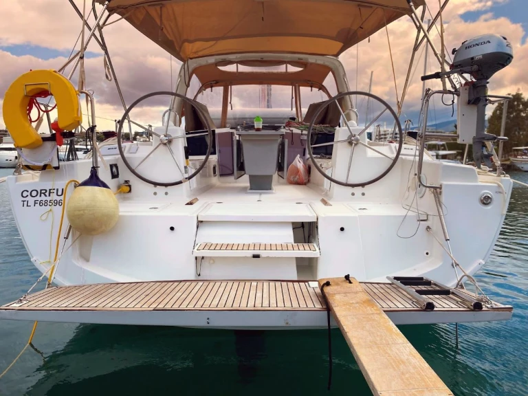 Wynajmij Bénéteau Oceanis 41.1 w Alimos