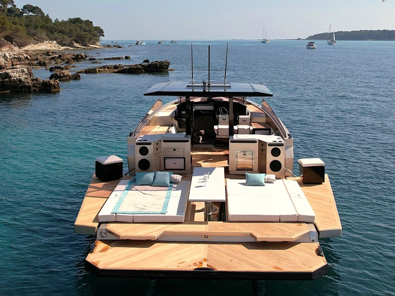 Alium Yachts 42 T-TOP między profesjonalistami a osobami prywatnymi w Cannes