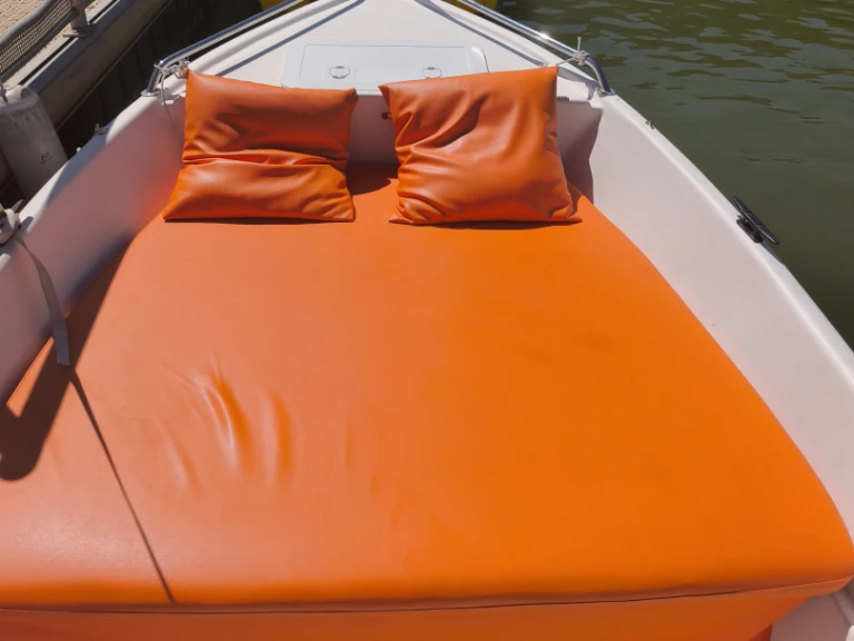 Naval plastica Livia 450 między profesjonalistami a osobami prywatnymi w Istres