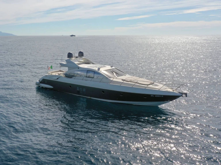 Azimut 68S między profesjonalistami a osobami prywatnymi w Bacoli