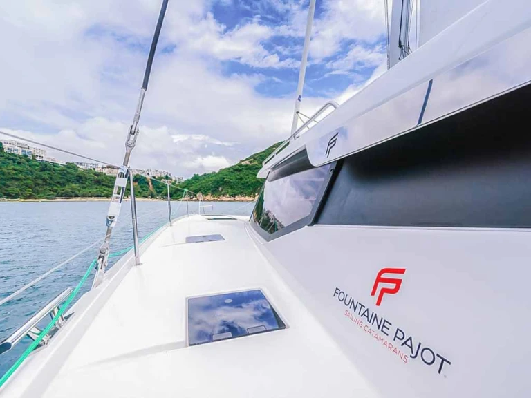 Fountaine Pajot Tanna 47 między profesjonalistami a osobami prywatnymi w Pula