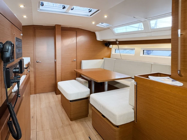 Jeanneau Sun Odyssey 490 między profesjonalistami a osobami prywatnymi w Puntone