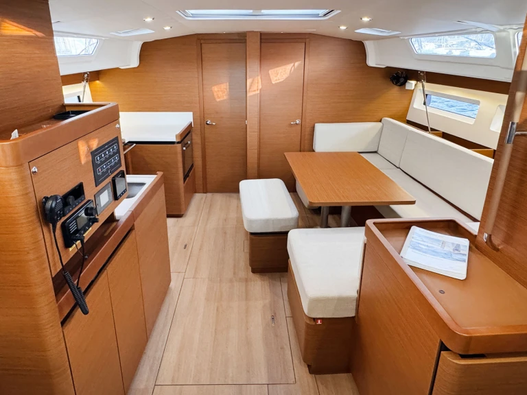 Wynajmij Jeanneau Sun Odyssey 490 w Puntone