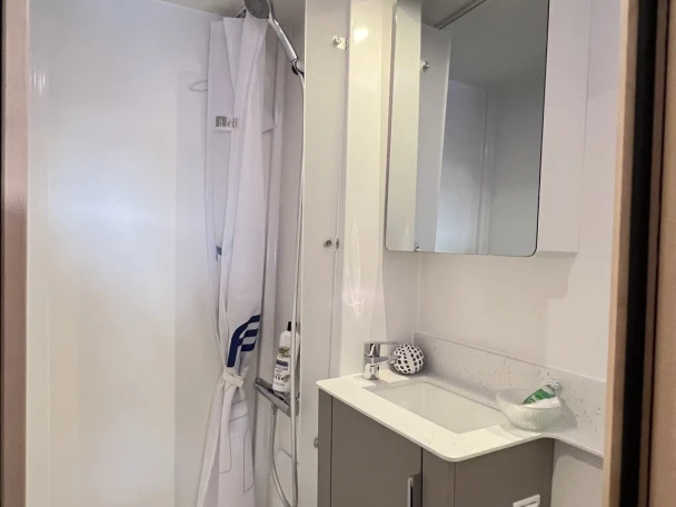 Wynajem Katamaran Fountaine Pajot z patentem 