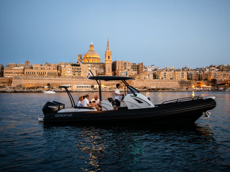 Grand Boats Golden Line G850LF między profesjonalistami a osobami prywatnymi w Il-Kalkara