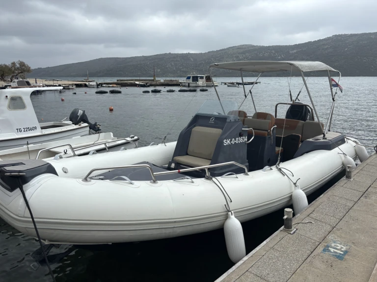 Wynajem łodzi Trogir tanio Medline 7.5