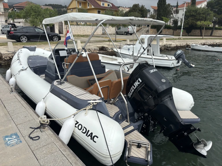 Wynajem Łódż półsztywna w Trogir - Zodiac Medline 7.5