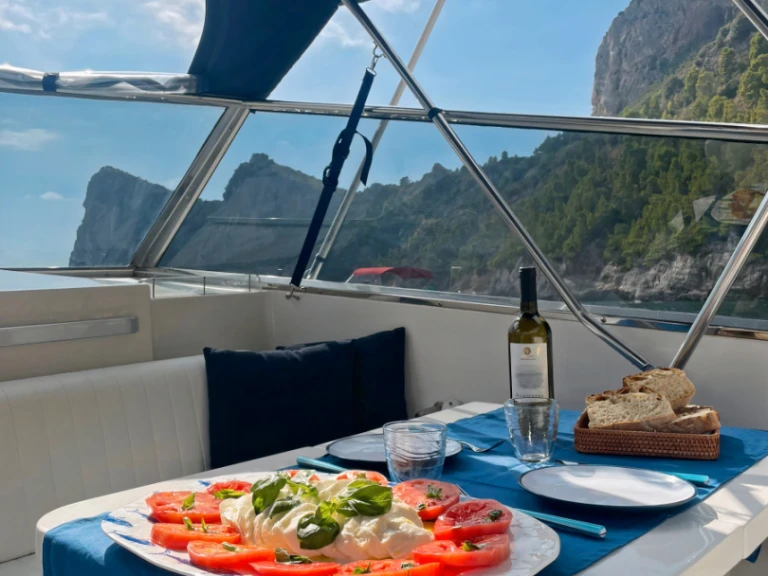 Itama Itama 38 między profesjonalistami a osobami prywatnymi w Sorrento
