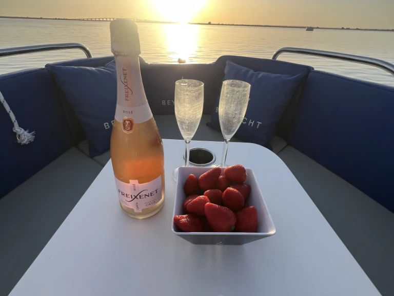 Wynajem Motorówka Bey Yacht z patentem 